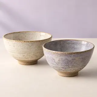 Illustrative Geschenkidee: zwei Donburi-Schalen aus Keramik